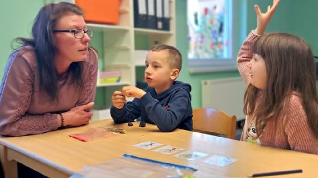 Mandy Weimann, pädagogische Mitarbeiterin in der Geschwister-Scholl-Grundschule in Sandersleben, bereitet die künftigen Erstklässler Ole und Joline aus der Kindertagesstätte „Arnstedter Kinderstübchen“ auf ihren Schulalltag vor. 