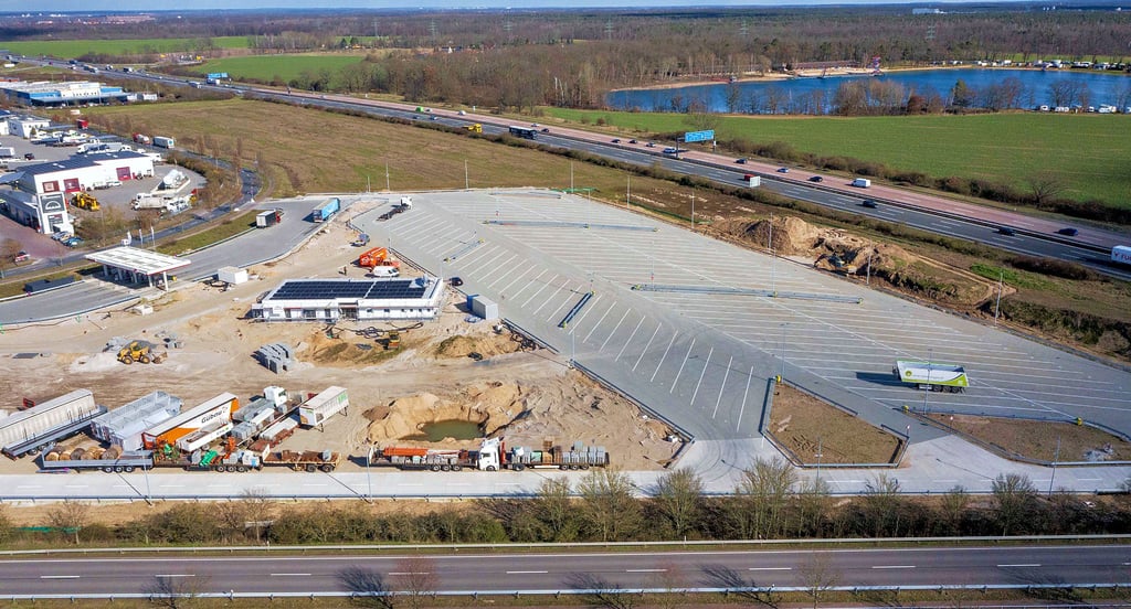 Auf dem Luftbild sind die Dimensionen des 100 Lastwagen fassenden Parkplatzes gut zu erkennen. Rechts verläuft die A9, oben links im Bild die Ausfahrt Dessau-Ost. Das Gebäude mit dem dunklen Dach in der Mitte ist der Sanitärtrakt, links daneben ist die Tankstelle zu erkennen.