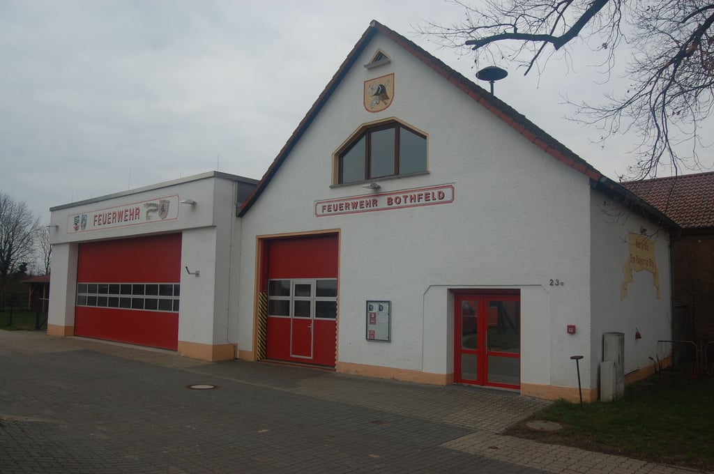 Das Gerätehaus in Bothfeld wäre, trotz neuzeitlichen Anbaus, weder groß genug, noch DIN-gerecht, um drei fusionierten Wehren Platz zu bieten.