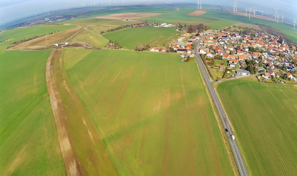Für die Ortsumfahrung Aschersleben/Süd - Quenstedt stehen 2024 die nächsten großen Bauarbeiten an, die das restliche Stück der insgesamt 8,4 Kilometer langen Trasse um Quenstedt (auf Bild) vorbei bis hin zur B 180 am Abzwei Sylda beinhalten.
