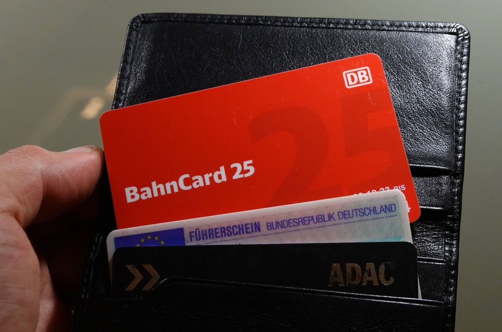 Die Bahncards 25 und 50 sollen in Zukunft nur noch in digitaler Form zur Verfügung stehen.