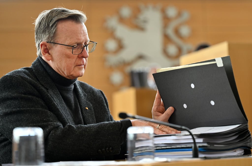 Bodo Ramelow (Die Linke), Ministerpräsident von Thüringen, sitzt im Plenarsaal des Thüringer Landtags.