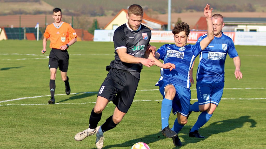 Die Elf von Eintracht Lüttchendorf (blaue Trikots im Spiel gegen Merseburg) spielt erst am Sonntag in Leuna um Landesliga-Punkte.