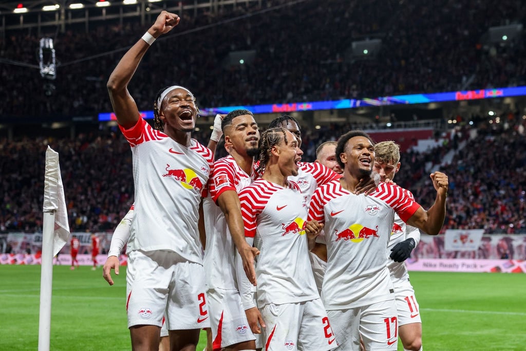 Leipzigs Spieler Mohamed Simakan (l-r), Benjamin Henrichs, Xavi Simons, David Raum, Lois Openda und Timo Werner jubeln.