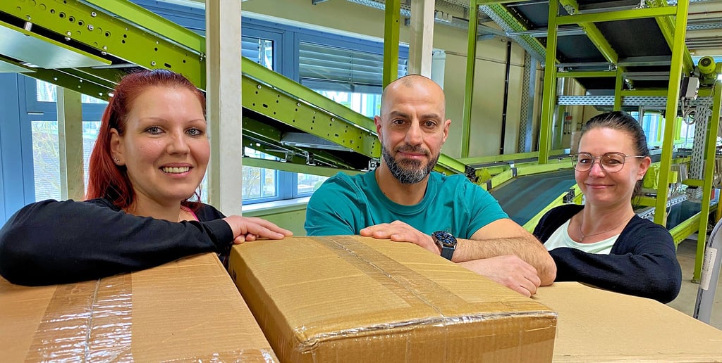 Mandy Eggestein, Mohannad Haloum und Annika Müller (v.l.) arbeiten bei Hermes Fulfilment in Haldensleben.