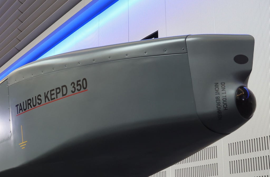 Ausstellungsstück eines Taurus KEPD 350 Marschflugkörpers im Showroom des Rüstungsunternehmens MBDA in Schrobenhausen.