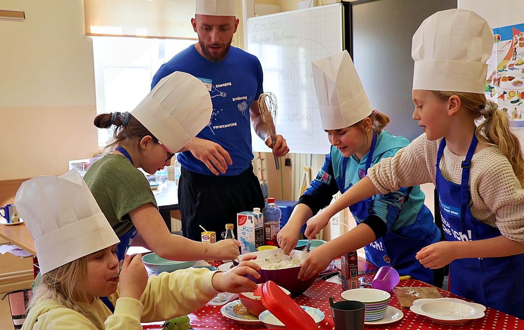 Kinder bereiteten beim Schulprojekt in Sandau Quarkspeise zu.