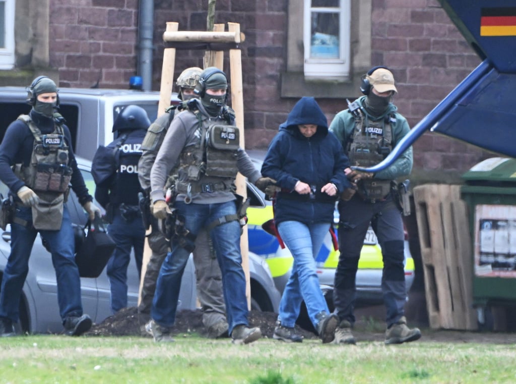 Die frühere RAF-Terroristin Daniela Klette wird in Karlsruhe zu einem Hubschrauber geführt.
