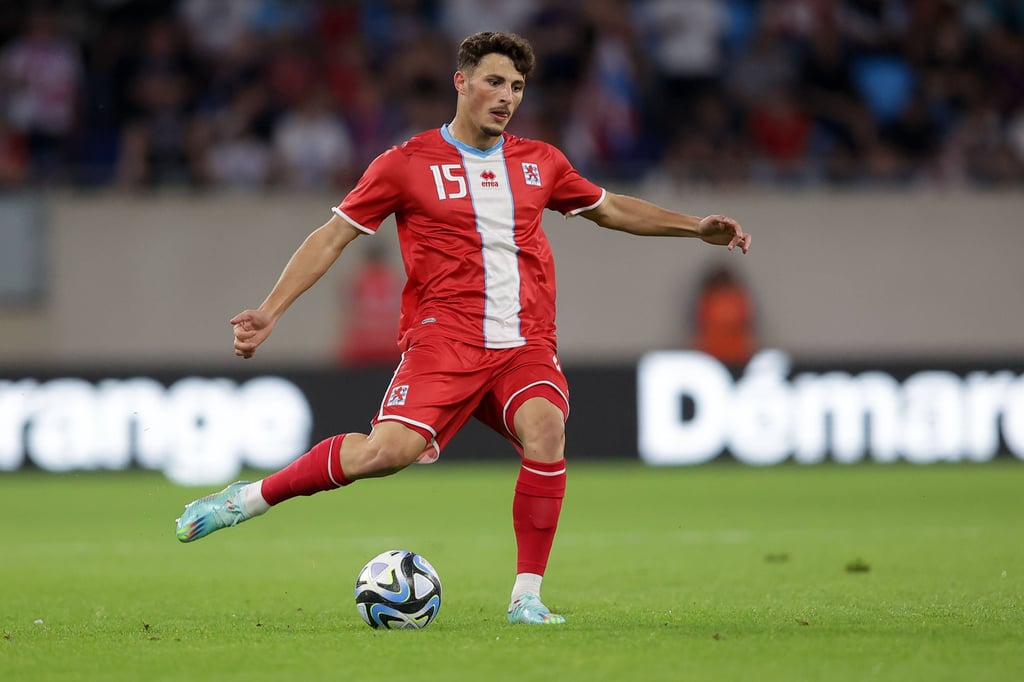 Eldin Dzogovic, Spieler beim 1. FC Magdeburg, hier im Trikot der Nationalmannschaft von Luxemburg.