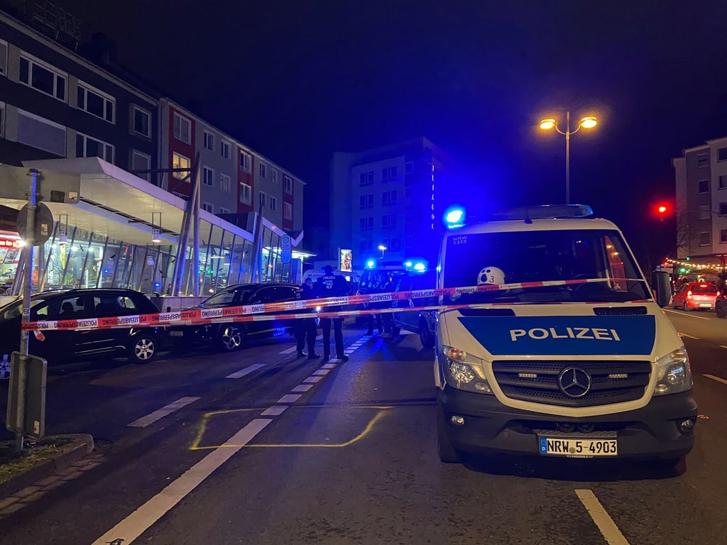 An der Auseinandersetzung auf dem Weg zum Stadion seien zwei Personen beteiligt gewesen.