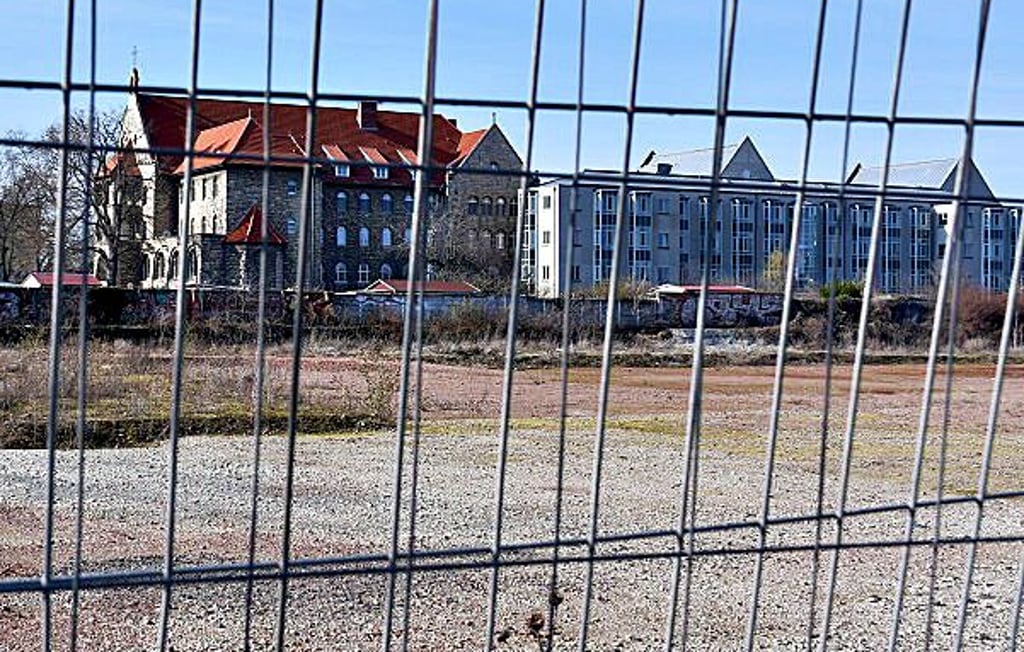Das Gelände ist mit einem Zaun abgesperrt. Bald könnte hier gebaut werden.