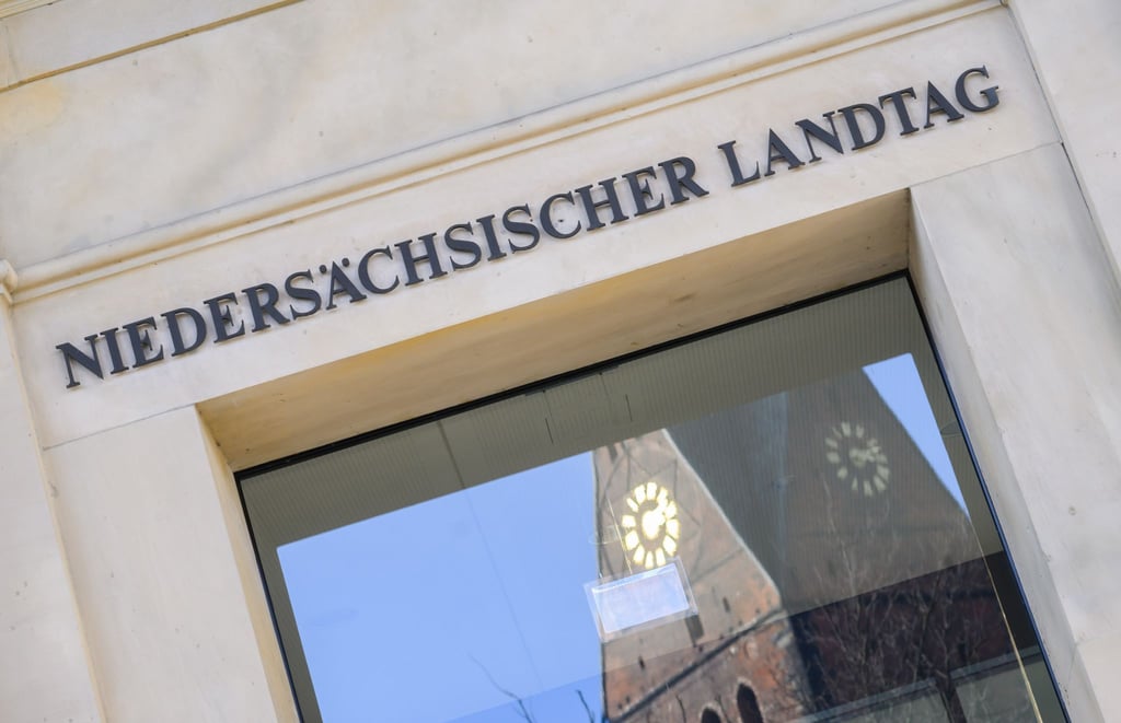 Ein Schriftzug „Niedersächsischer Landtag“ steht über dem Haupteingang des Landtages.