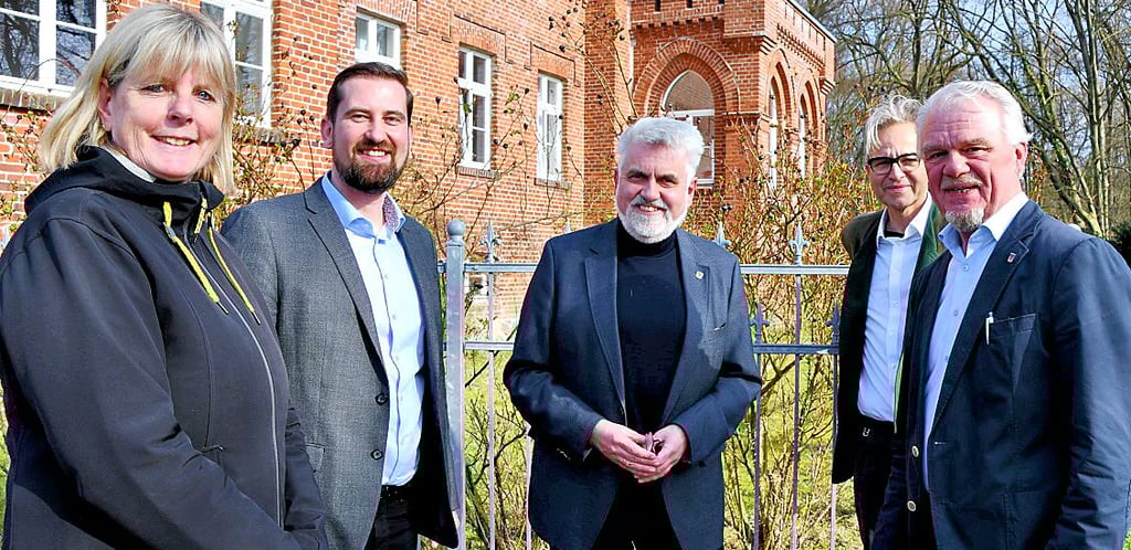 Minister Armin Willingmann (Mitte)  in Waldfrieden im Gespräch mit Steffi Friedebold, Mathias Bölt, Roland Wierling und Hans-Günther Rose.