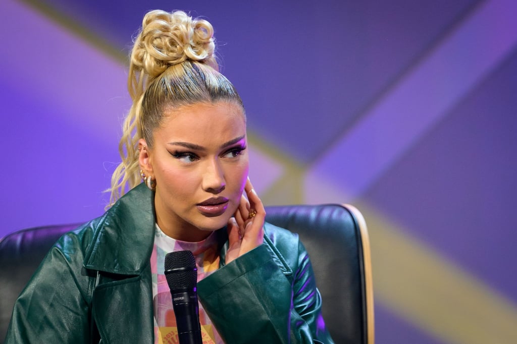 Rapperin Shirin David während eines Talks beim Digital-Festival OMR auf der Bühne.