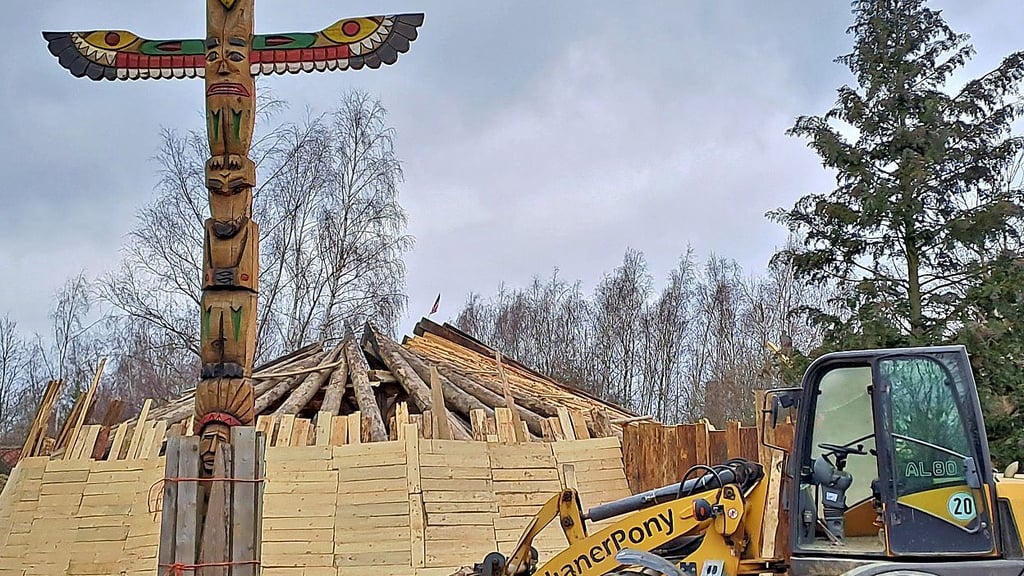 Das Mandan-Erdhaus in der Westernstadt Pullman City in Hasselfelde wird zurzeit komplett neu gebaut.