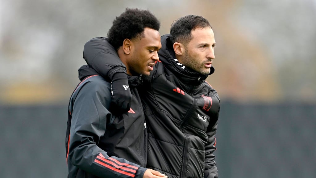 Belgiens Nationaltrainer Domenico Tedesco, hier mit RB-Stürmer Lois Openda, soll seine Mannschaft auch zur WM 2026 führen.