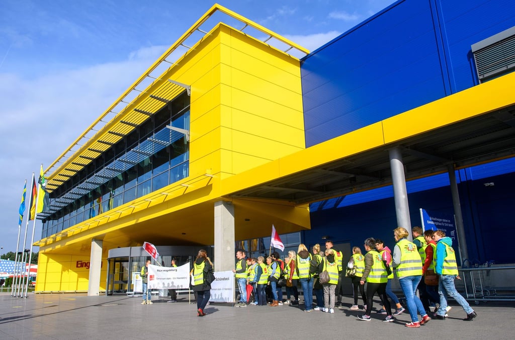 Beschäftigte des Einzelhandels ziehen im Herbst 2021 vor den Eingang des Einrichtungshauses Ikea und streiken.