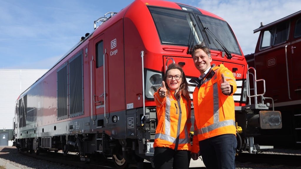 Sigrid Nikutta, Vorstand DB Cargo und Güterverkehr, und Siemens-CEO Michael Peter präsentieren auf Halles Güterbahnhof die neue Hybrid-Lok „Vectron Dual Mode light“.
