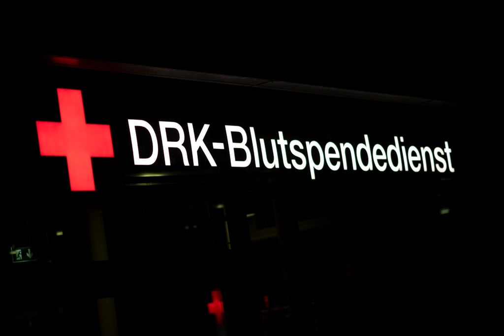 Eine Leuchtreklame am Gebäude des Blutspendedienstes des Deutschen Roten Kreuz in Dresden Johannstadt.