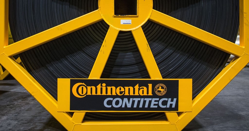 Ein Förderband aus Gummi und Metalldrähten steht am 04.11.2014 bei der Continental Tochter ContiTech in Northeim (Niedersachsen).
