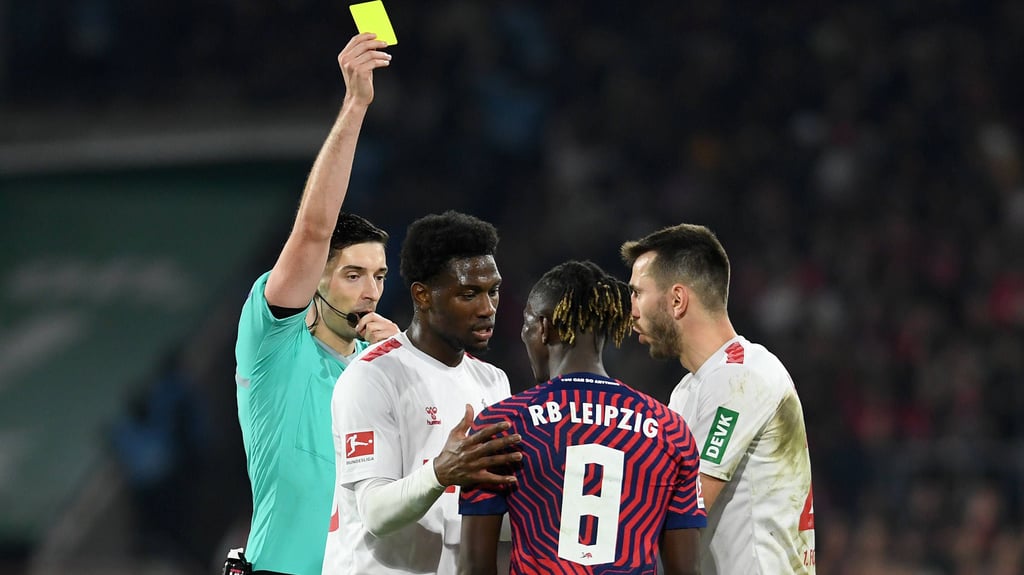 Gelb für Haidara, die Kölner Spieler erklären es ihm.