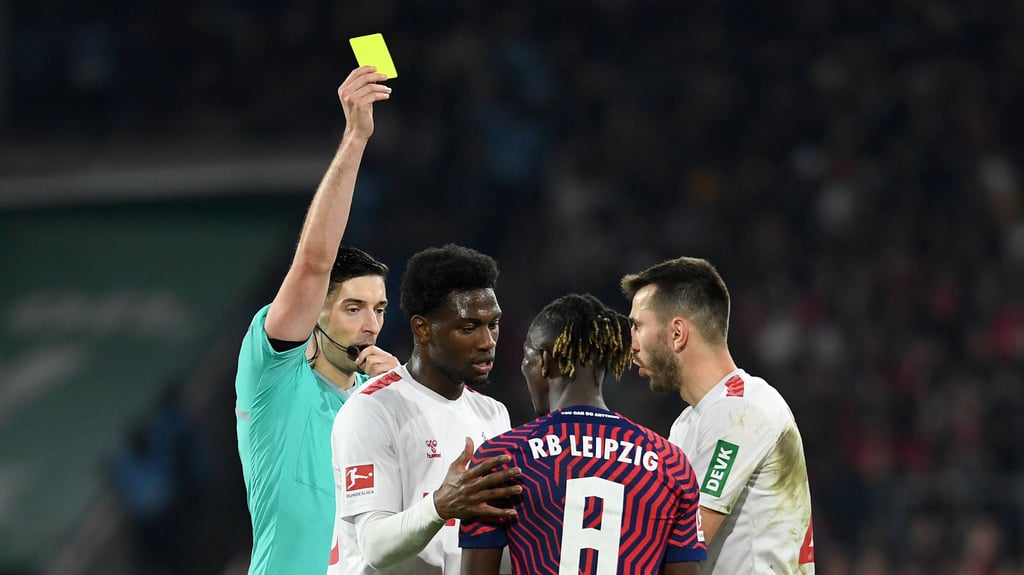 Gelb für Haidara, die Kölner Spieler erklären es ihm.