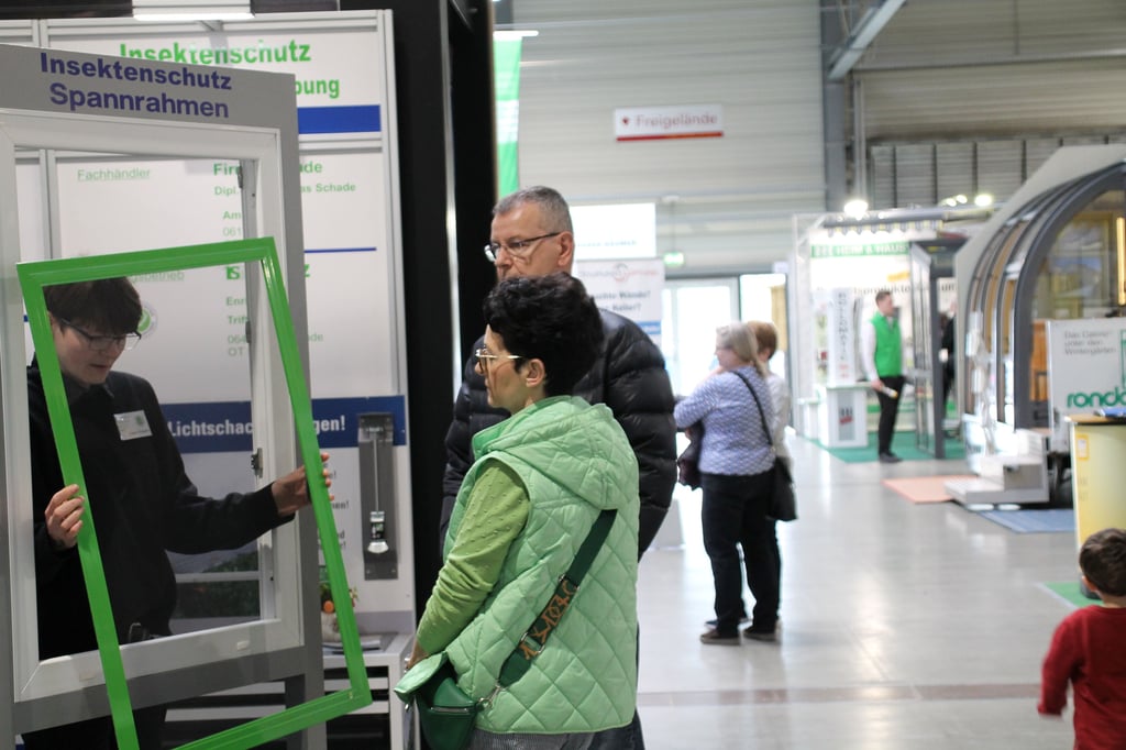 Besucher schauen sich auf der diesjährigen "Saale Bau" nach passenden Fliegengittern um.