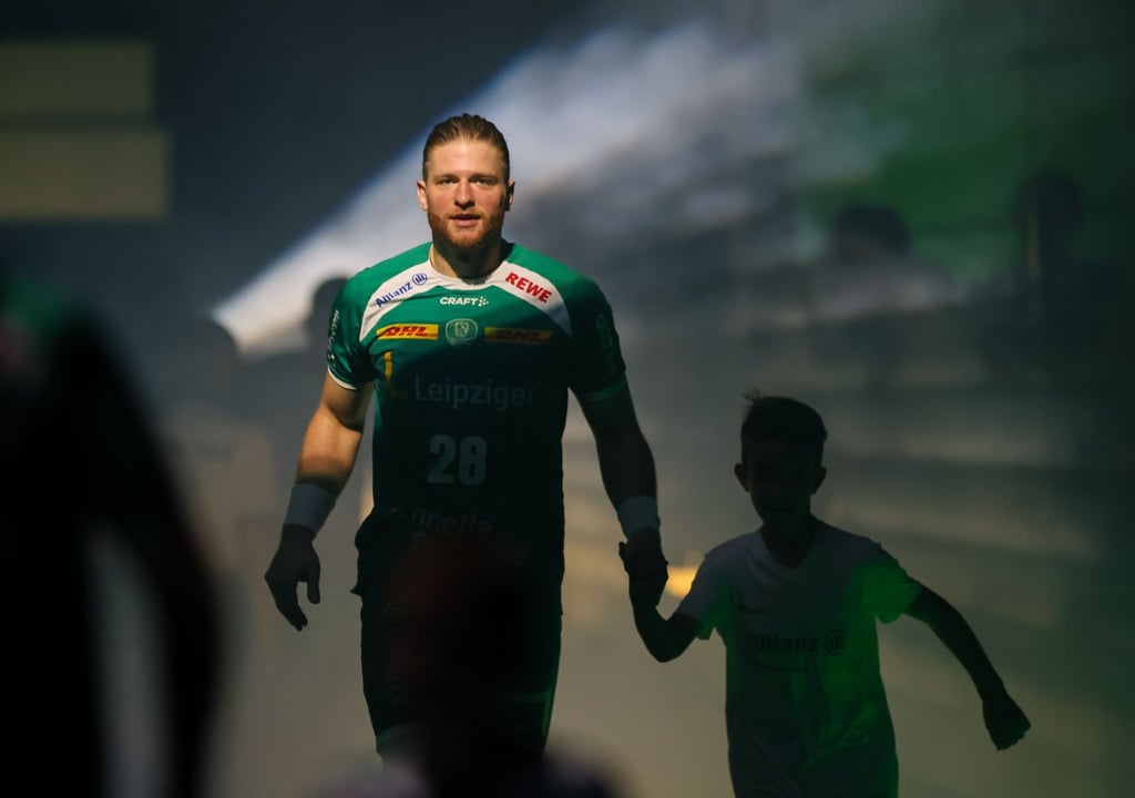 Leipzigs Spieler Maciej Gebala läuft in die Halle ein.