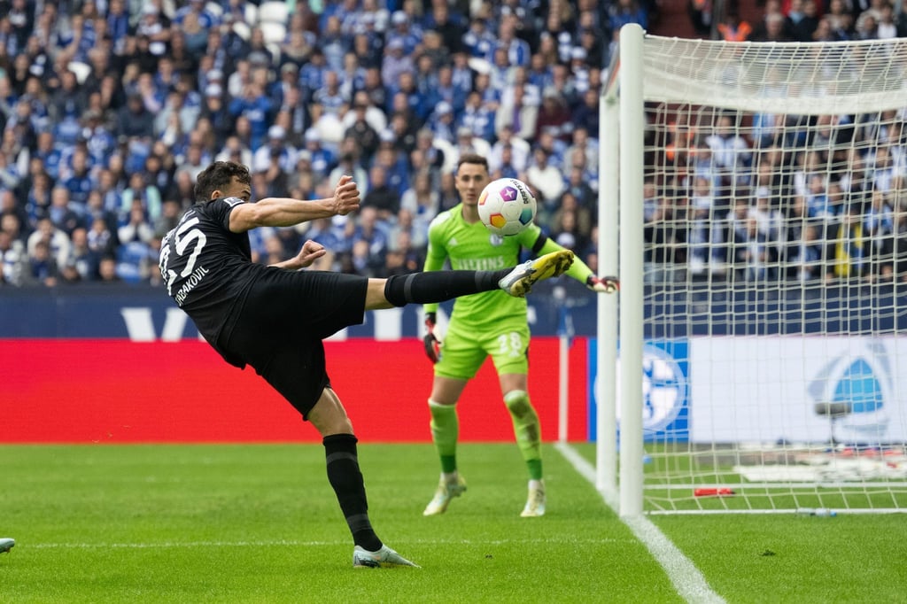 Schalkes Torwart Justin Heekeren und Herthas Haris Tabakovic in Aktion.