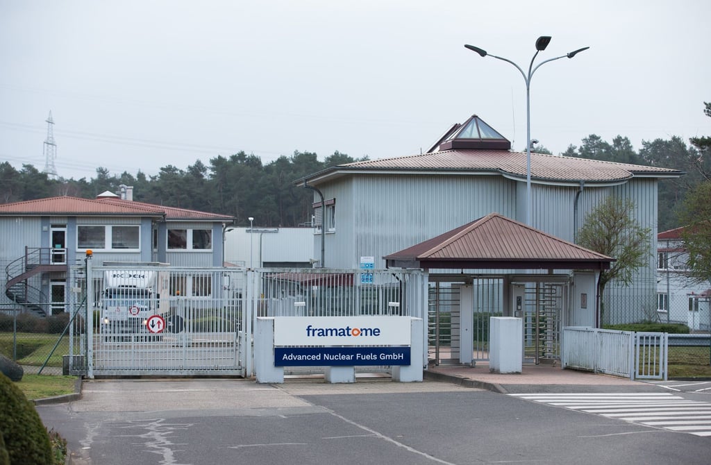 Blick auf ein Zugangstor vom Werk der Framatome - Advanced Nuclear Fuels GmbH.