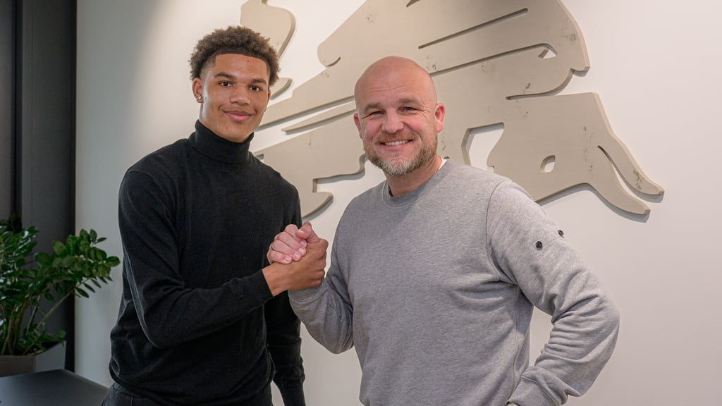 Nuha Jatta und Rouven Schröder posieren zum Foto: Zum 18. Geburtstag hat der Offensivspieler einen langfristigen Profivertrag bei RB Leipzig unterschrieben.