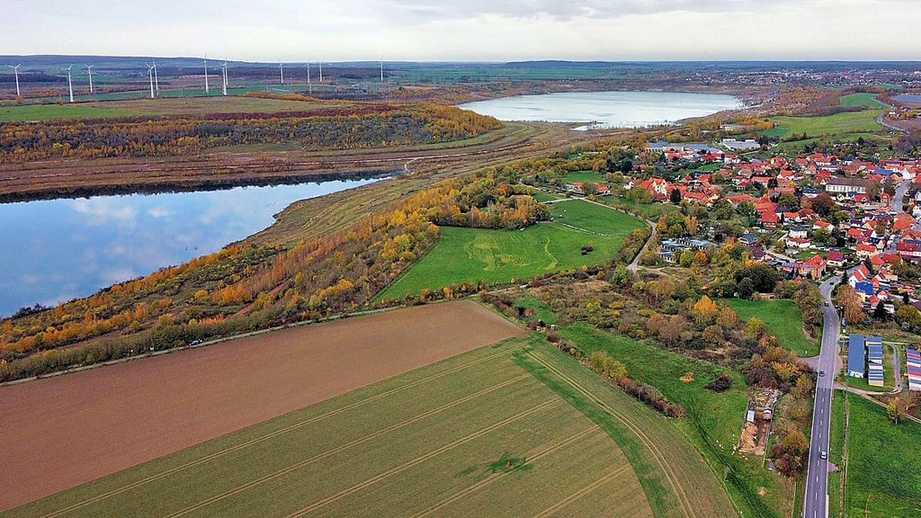 Blick auf Harbke und den noch in zwei voneinander getrennte Abschnitte unterteilten Lappwaldsee. Inzwischen ist der Pegel weiter gestiegen, die "Hochzeit" beider Gewässer steht kurz bevor.