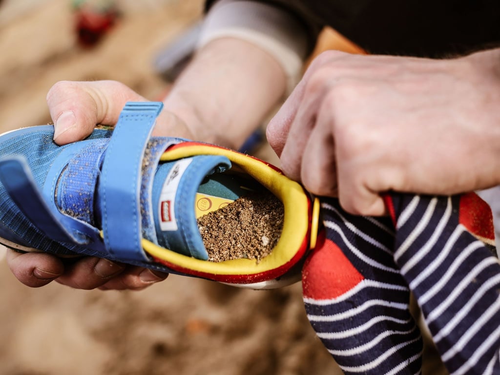 Sand in Kinderschuhen ist keine Seltenheit. Aber ist das Phänomen gefährlich?