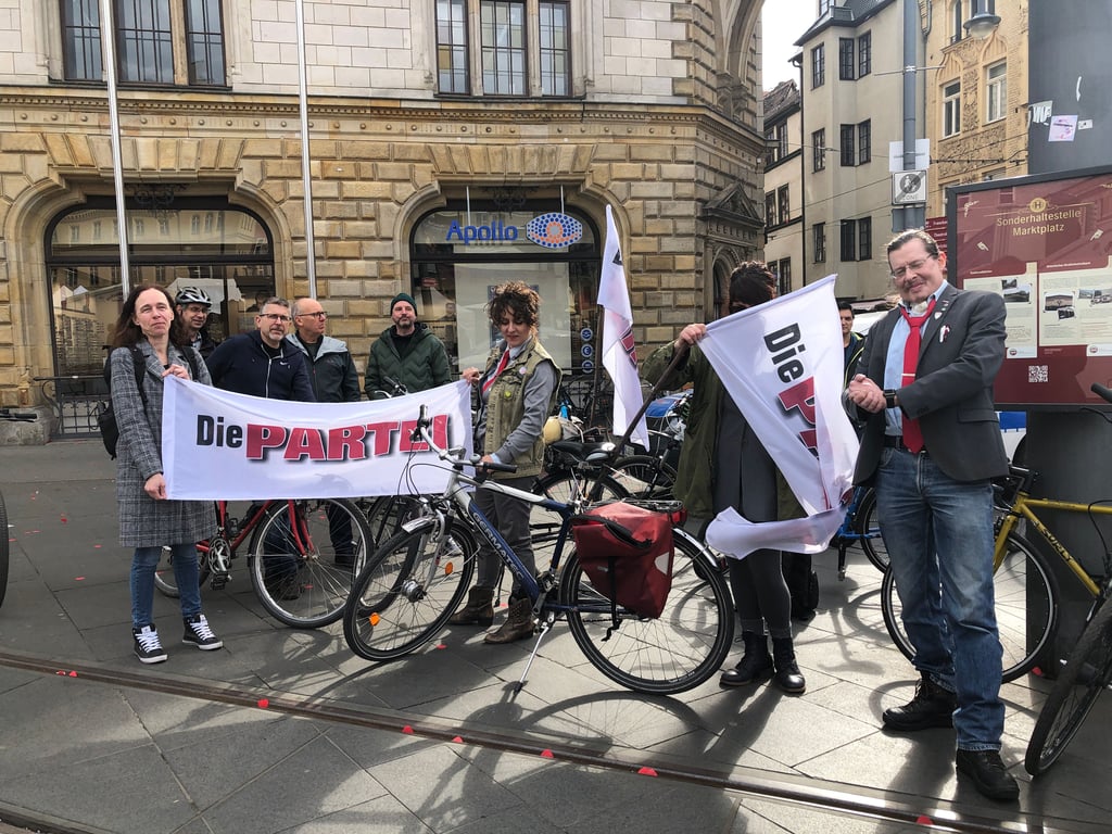 Die Partei hat mit einer Radtour durch Halle auf die fehlenden Stellplätze für Fahrräder aufmerksam gemacht.