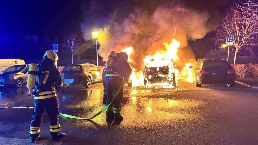 Ein Auto hat in der Nacht zum 15. März auf dem Parkplatz gegenüber den Stadtwerken in Haldensleben gebrannt.