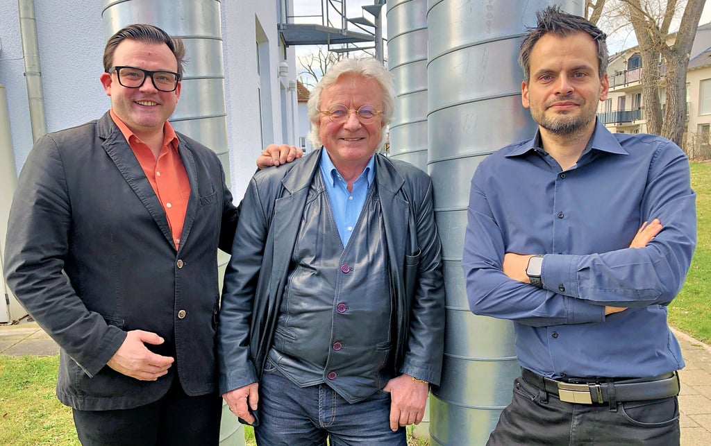 Jürgen Koppe (M.) hat die Firma Mol Katalysatortechnik gegründet. Jetzt zieht er sich aus der Geschäftsführung zurück. Jens Linck (r.) ist bereits seit fast fünf Jahren Geschäftsführer. Jan Koppe hat mit Mol Aquatech zu Jahresbeginn seine eigene Firma gegründet, mit der er ebenfalls auf weltweite Aufträge setzt.