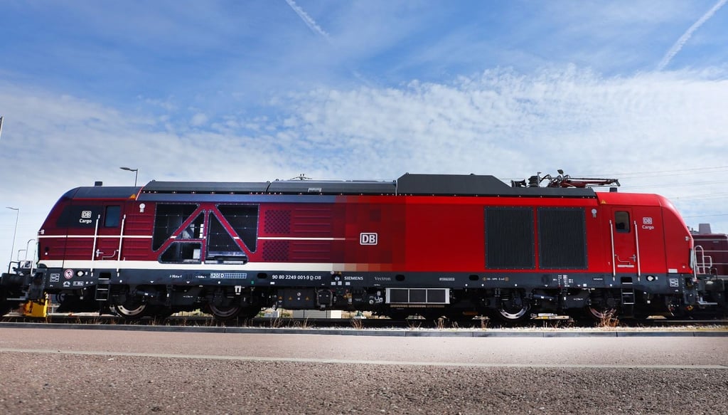Die erste neue Hybrid-Lok, die in Halle auf den Namen „Emma“ getauft wurde, kann von Strombetrieb auf Diesel umschalten – und das direkt auf der Strecke.