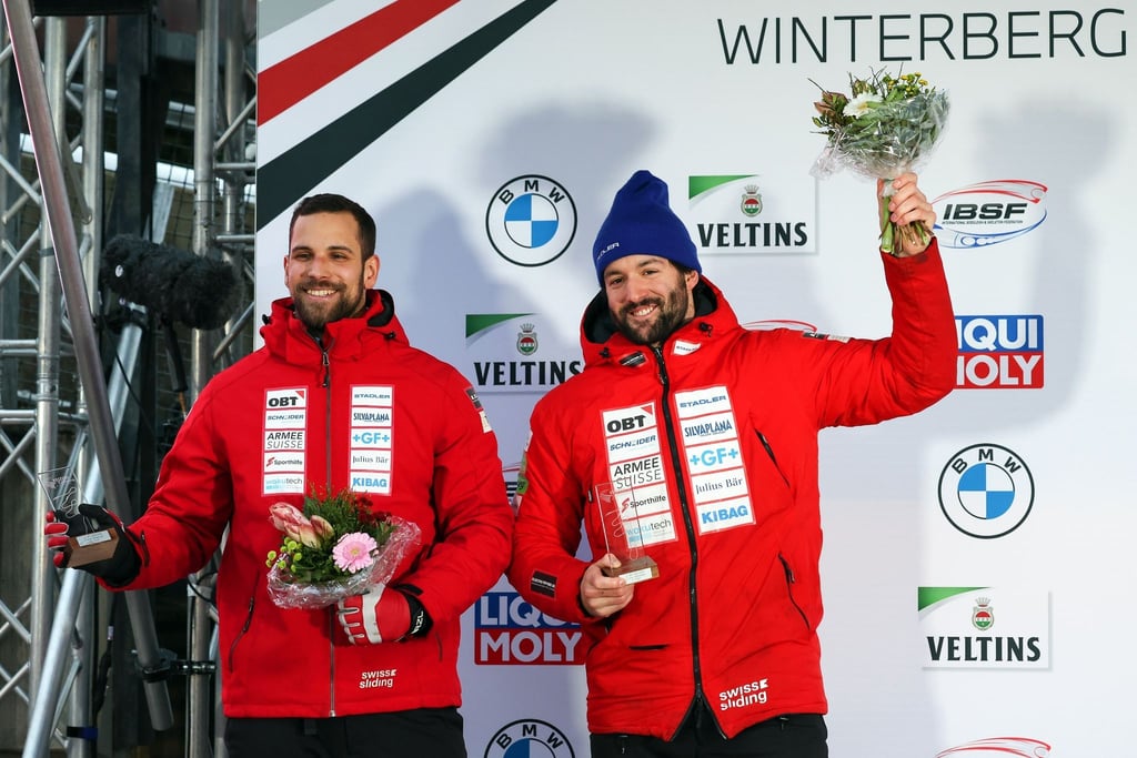 Der Schweizer Sandro Michel (l) ist froh, den Sturz in Altenberg überlebt zu haben.
