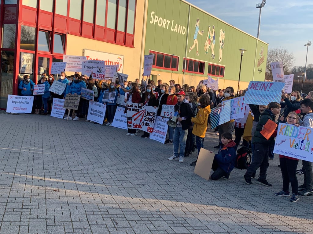 Schülerprotest vor einer Kreistagssitzung in Halberstadt für den Erhalt mehrerer Gymnasien im Landkreis.