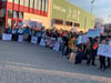 Schülerprotest vor einer Kreistagssitzung in Halberstadt für den Erhalt mehrerer Gymnasien im Landkreis. 