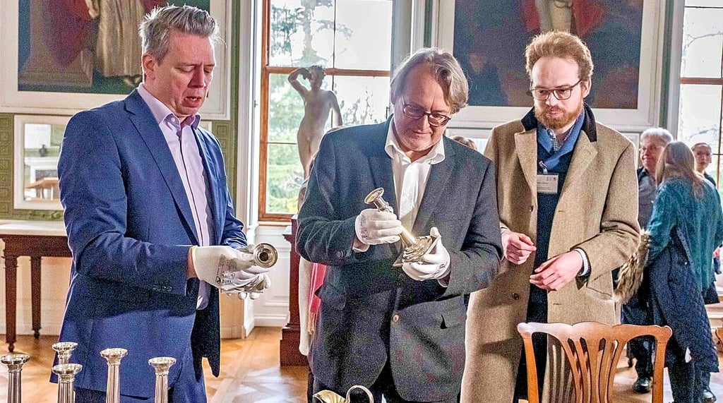 Der Silberschatz wird auch bewundert von Staatssekretär Sebatian Putz (l.) und Prof. Harald Meller, kommissarischer Chef der Kulturstiftung (M.).