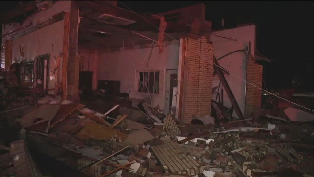 Auf dem Standbild aus einem vom Fernsehsender WSYX zur Verfügung gestellten Video sind die Schäden eines Unwetters in Lakeview im US-Bundesstaat Ohio zu sehen.