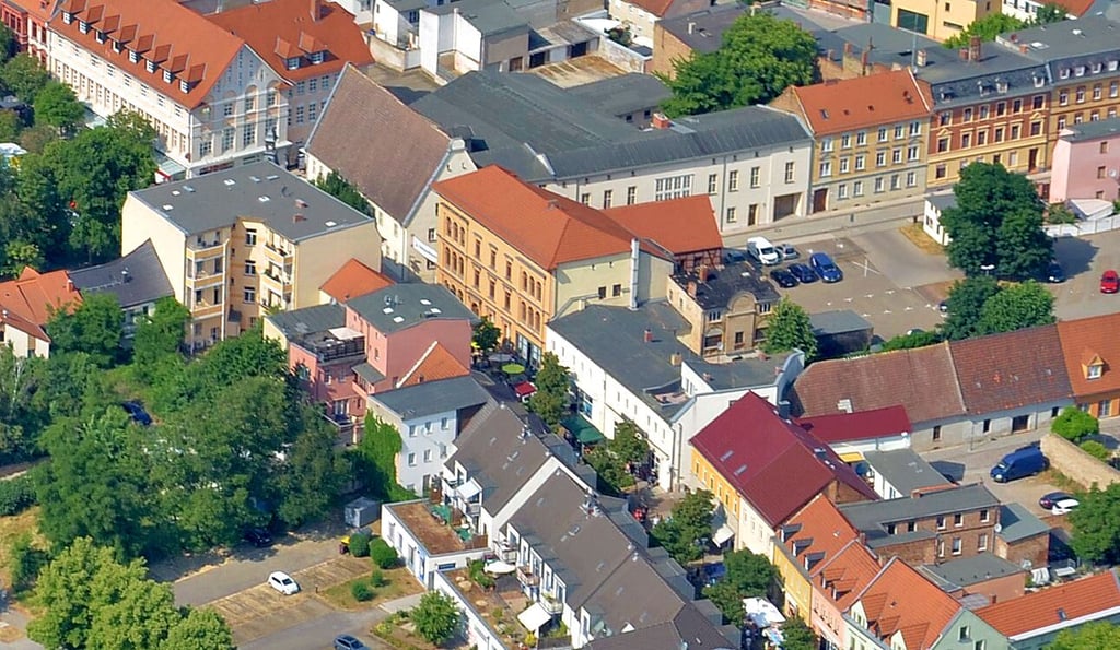 In das Wahllokal im Haus I der Stadtverwaltung Staßfurt, Steinstraße 19 (ockerfarbenes Gebäude Bildmitte), werden am 9. Juni auch die Wähler gebeten, die bislang im Pflegeheim am Luisenplatz ihre Stimme abgegeben haben.