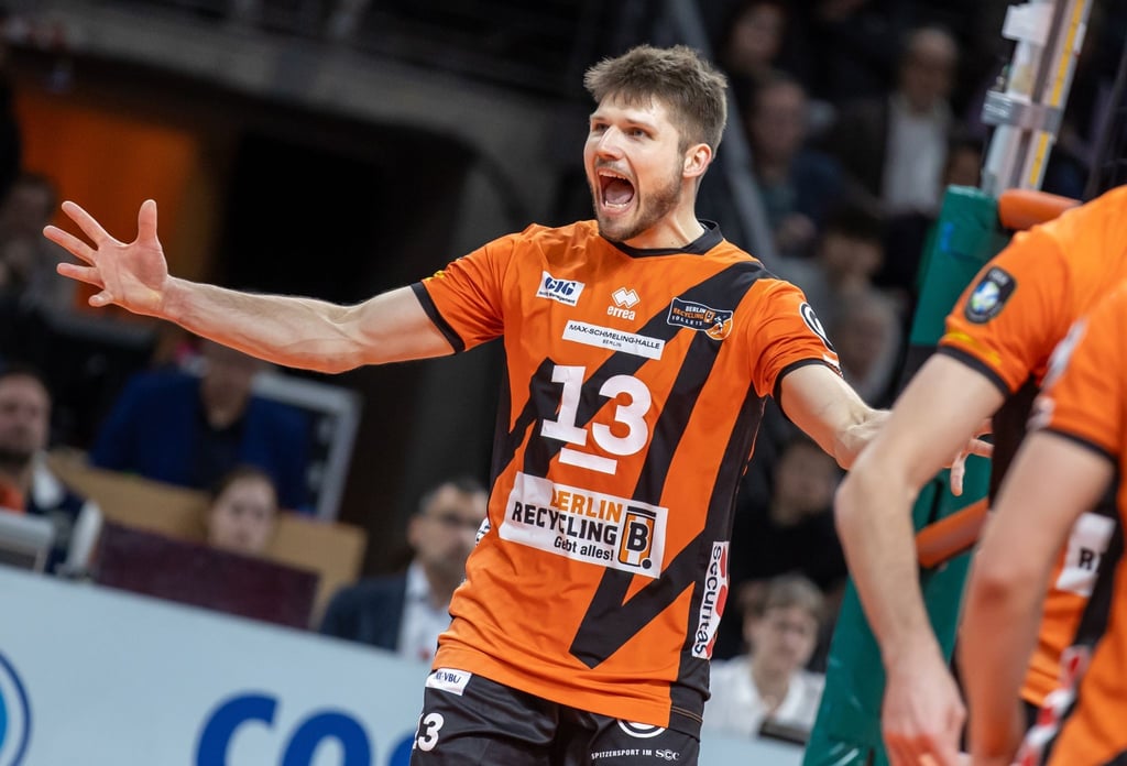 Berlins Ruben Schott jubelt nach Punktgewinn. Schott bleibt in Berlin.