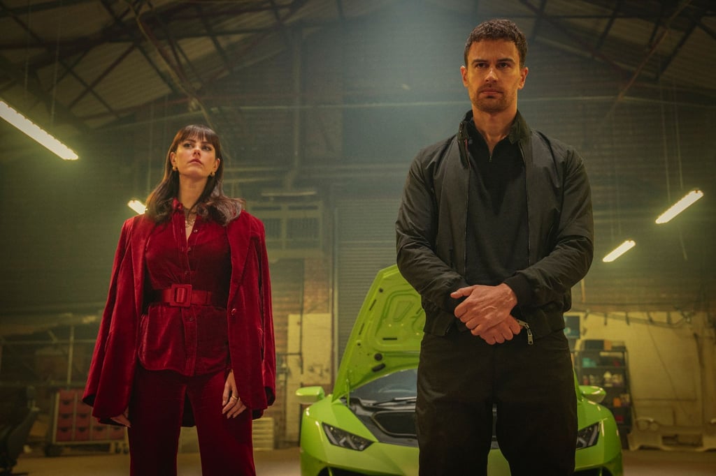 Susie Glass (Kaya Scodelario) und Eddie Horniman (Theo James) in einer Szene aus „The Gentlemen“.