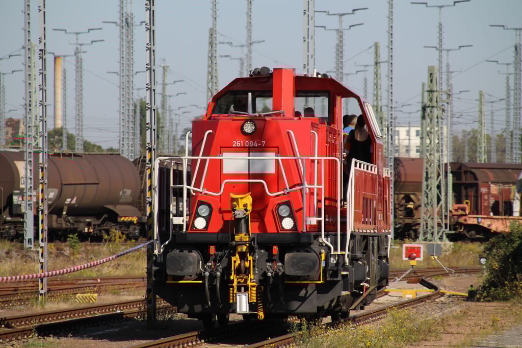 Zum Tage der Schiene durften Besucher das Gelände von DB Cargo am Güterbahnhof Halle betreten. Doch am Donnerstag hatten Unbekannte  das unerlaubt getan und Schottersteine auf die Gleise gelegt.