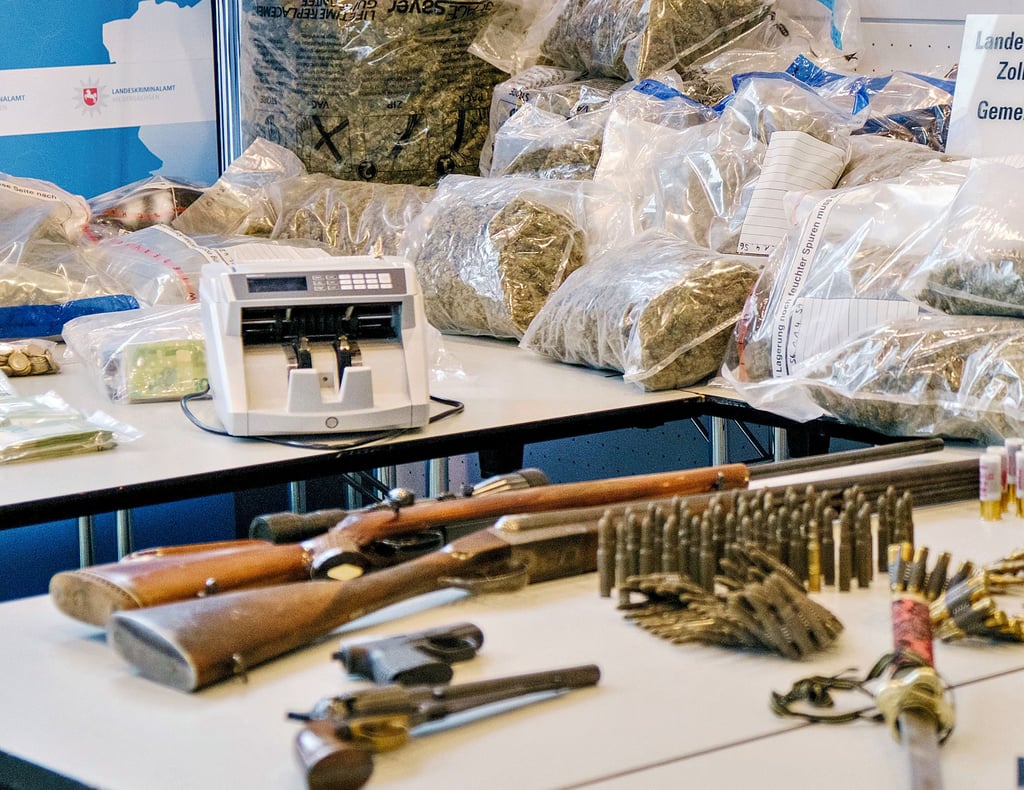 Kiloweise Drogen, Waffen und fast 170.000 Euro Bargeld wurden auch beim Angeklagten gefunden.