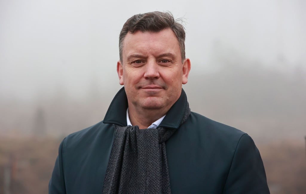 Landrat Andre Schröder steht zu Beginn einer Tagung auf dem Bahnhof Schierke.