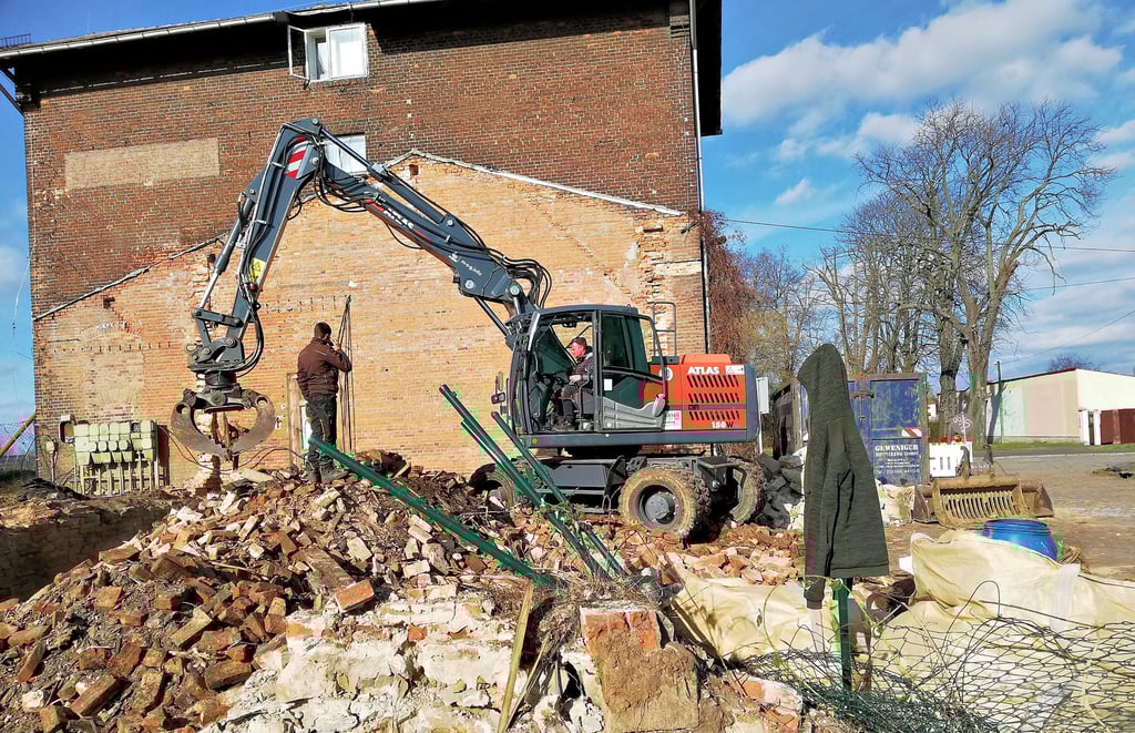 Ein Berg voller Bauschutt liegt neben dem Bahnhof Reuden. Bürgermeister Andreas Buchheim räumt mit dem Bagger auf.