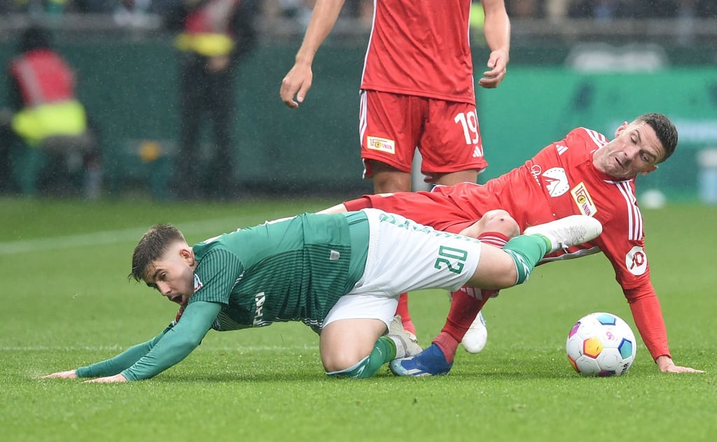 Werders Romano Schmidt (l) kämpft mit Unions Robin Gosens um den Ball.